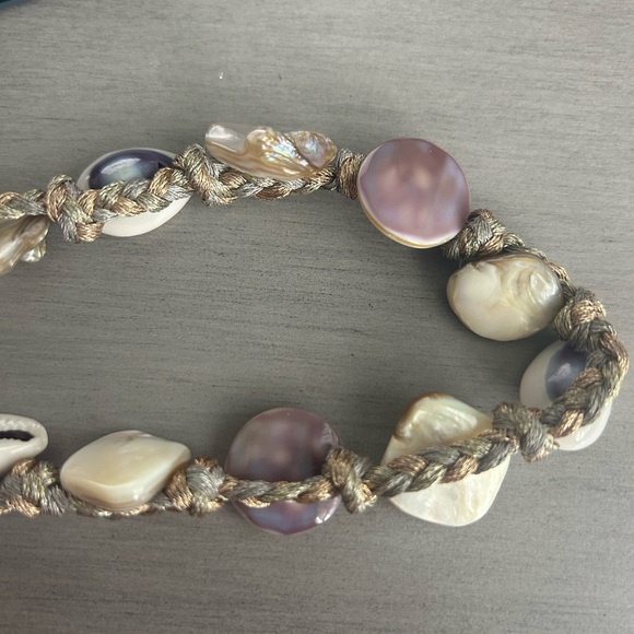 Elegant Shell Necklace - Picture 1 of 3